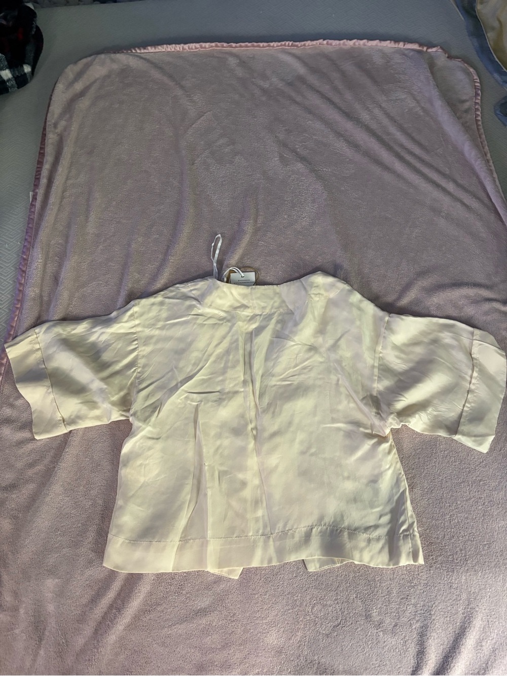 Boxy V-Neck Short Sleeve Blouse in Ivory - Picture 4 of 4
